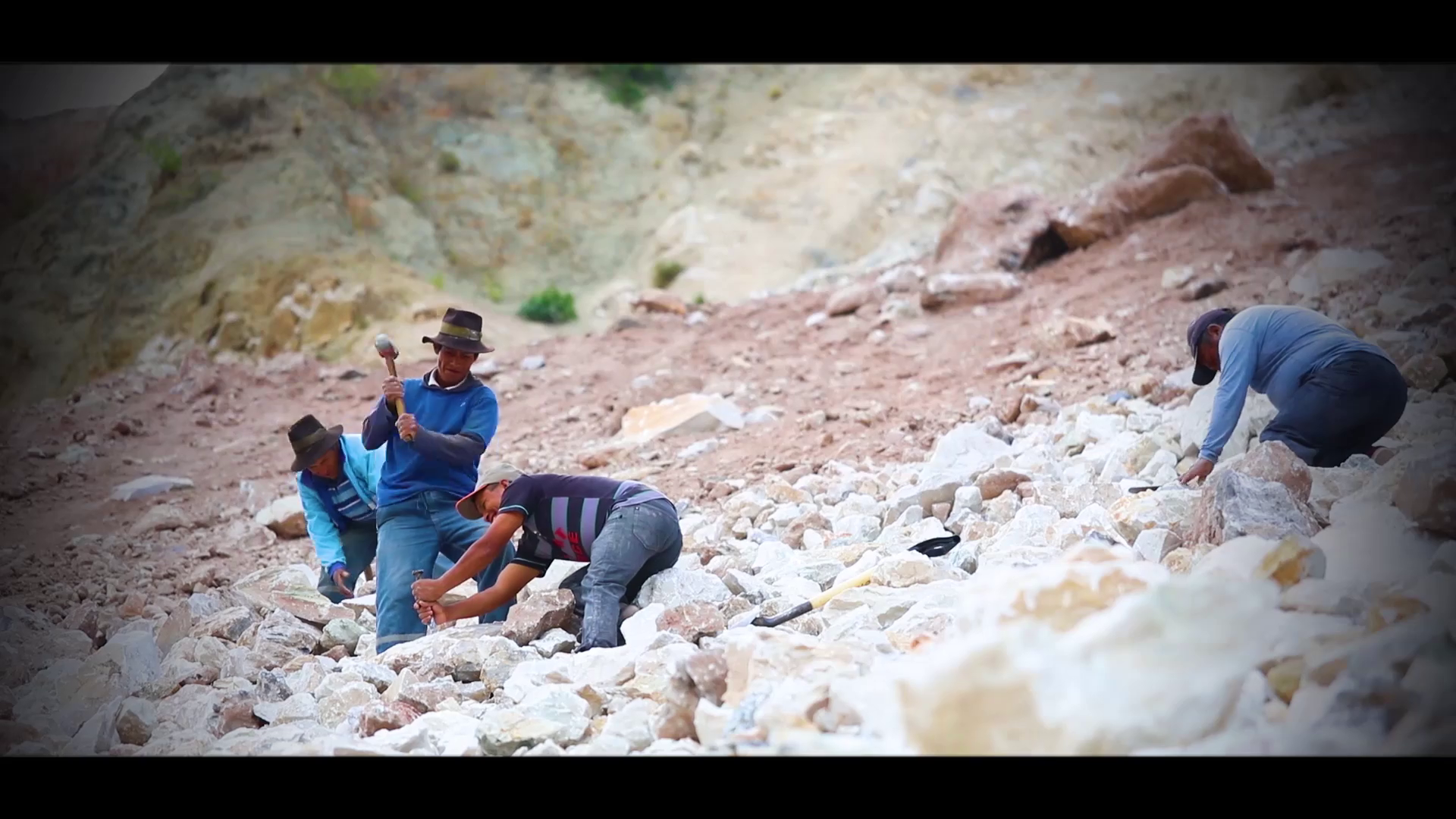 Artesanos rompiendo piedras en las montañas